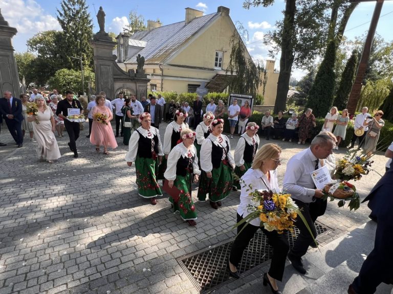 Dożynki w Kramsku z barwnym korowodem i konkursem wieńców