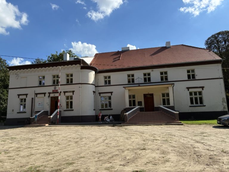 PIERWSZY ETAP TERMOMODERNIZACJI DWORU W BISKUPICACH ZAKOŃCZONY