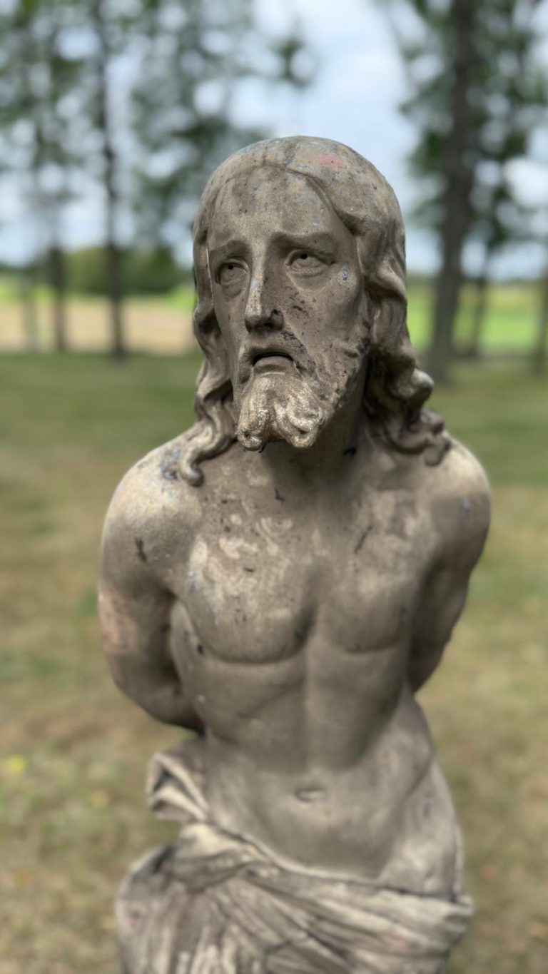 DZIEŁO SZTUKI ODNALEZIONE W KRZYMOWIE – RZEŹBA B. SYREWICZA WRÓCI DO ŚWIĄTYNI