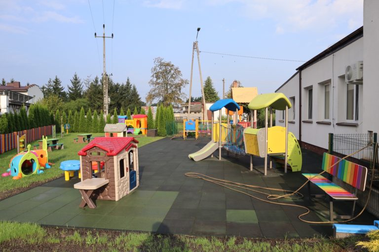 NOWY PLAC ZABAW PRZY ŻŁOBKU „MALUSZEK” W KRZYMOWIE