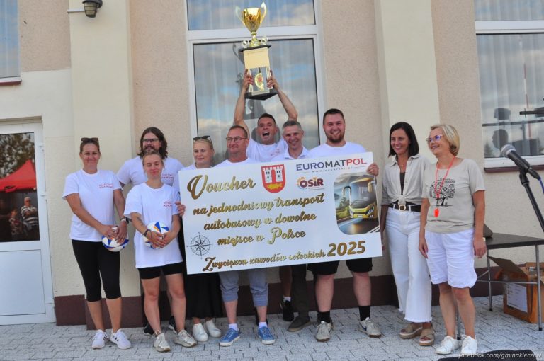 DRUŻYNA Z ADAMOWA ZWYCIĘŻA W TURNIEJU SOŁECKIM I WYBIERA SIĘ NA WYCIECZKĘ