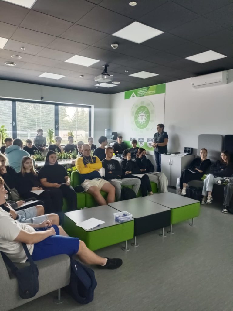 UCZNIOWIE ZSB I KZ W KONINIE ROZPOCZĘLI PRAKTYKI W LEROY MERLIN