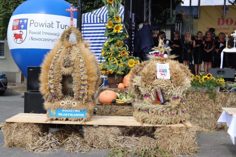 POWIATOWO-GMINNO-PARAFIALNE DOŻYNKI WE WŁADYSŁAWOWIE. HOŁD DLA ZIEMI, CHLEBA I PRACY RĄK LUDZKICH