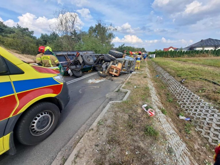 Przewrócony ciągnik z drewnem zablokował ulicę w Brzeźnie