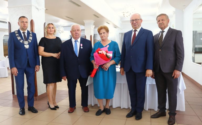 ZŁOTE GODY W GMINIE RZGÓW – 12 PAR OTRZYMAŁO MEDALE