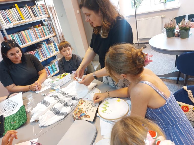 WARSZTATY HAFTU HARDANGER W KONIŃSKIEJ BIBLIOTECE