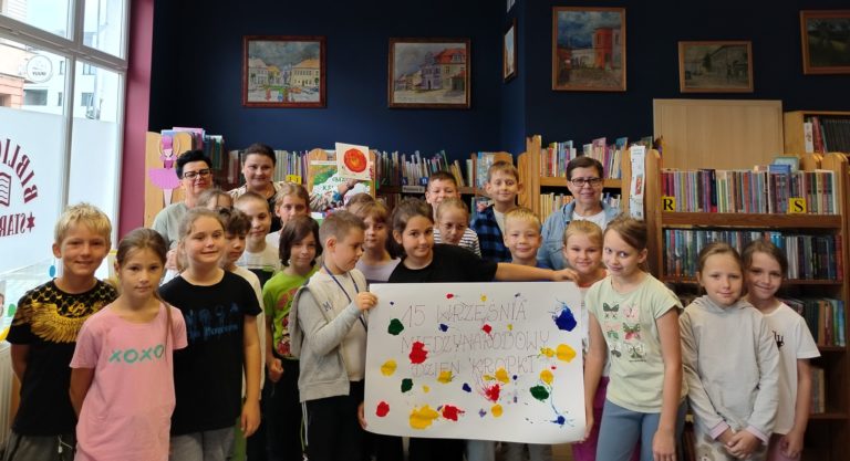 MIĘDZYNARODOWY DZIEŃ KROPKI W BIBLIOTECE – DZIECI ZE SP4 KONIN ODKRYWAŁY KREATYWNOŚĆ