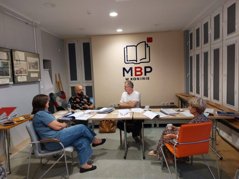 LITERACKA JESIEŃ W KONIŃSKIEJ BIBLIOTECE – KONKURS „MILOWY SŁUP”