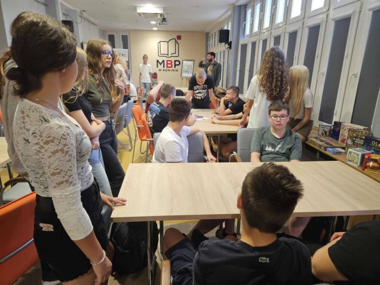 Literackie gry planszowe w Miejskiej Bibliotece Publicznej w Koninie łączą młodzież i seniorów