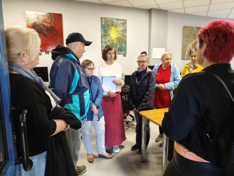 Konsultacje w MBP w Koninie w sprawie dostępności dla osób z niepełnosprawnościami