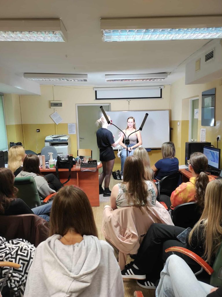 UCZENNICE ZSCKU KONIN NA SPOTKANIU Z PROFESJONALNĄ WIZAŻYSTKĄ