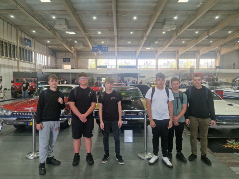 UCZNIOWIE ZSBIZ KONIN NA RETRO MOTOR SHOW W POZNANIU