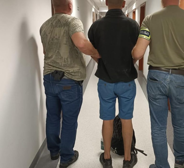 POLICJANCI Z KONINA ZATRZYMALI POSZUKIWANEGO DWOMA LISTAMI GOŃCZYMI