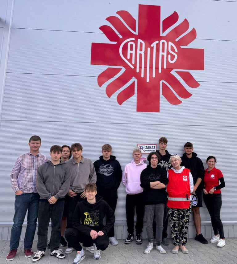 UCZNIOWIE ZSBIZ KONIN WŁĄCZYLI SIĘ W AKCJĘ CHARYTATYWNĄ CARITAS