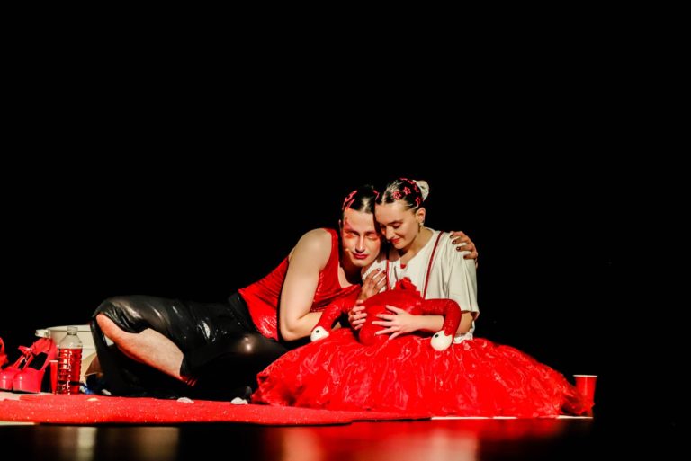 Spektakl „28 dni z życia dziewczyny” w Oskardzie poruszył młodzież z Konina, Dąbia i Grzegorzewa