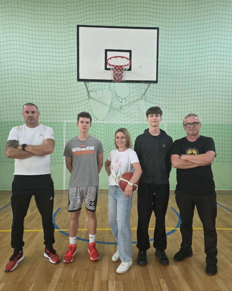 WYJĄTKOWA ABSOLWENTKA II LO W KONINIE Z WIZYTĄ W SZKOLE