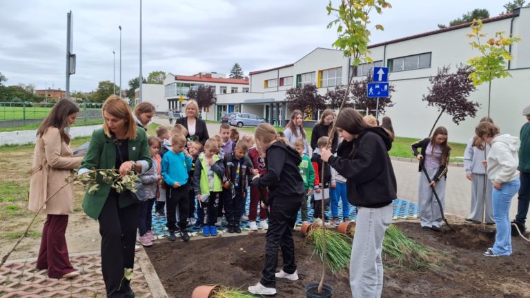 UCZNIOWIE I BURMISTRZ WSPÓLNIE SADZILI DRZEWA I TRAWY W TULISZKOWIE