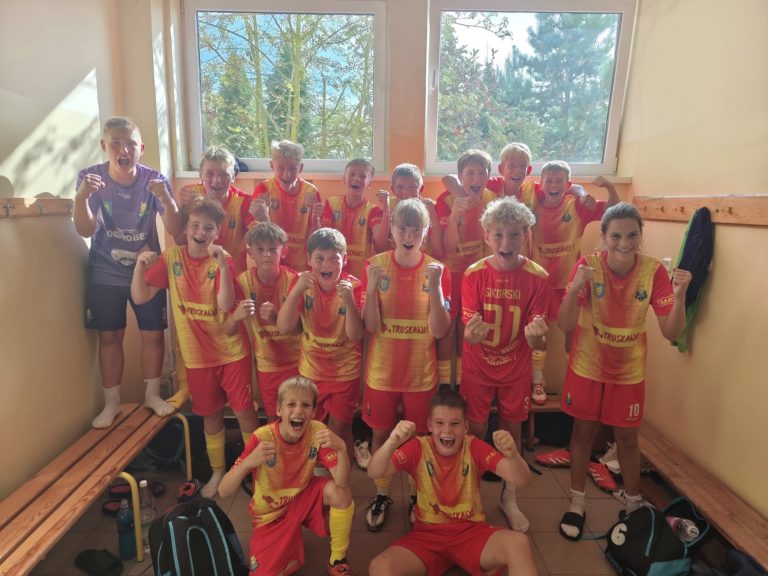 GKS Wilki Wilczyn Rozgromiły UKS7 Konin w Mistrzowskim Stylu Trampkarzy Młodszych