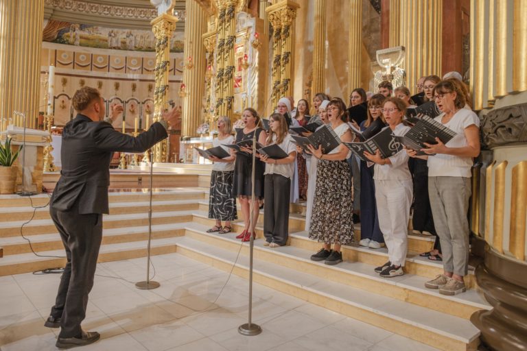 Pielgrzymka z Trzebnicy w Sanktuarium Matki Bożej Licheńskiej – chór św. Jadwigi Śląskiej świętował 80-lecie