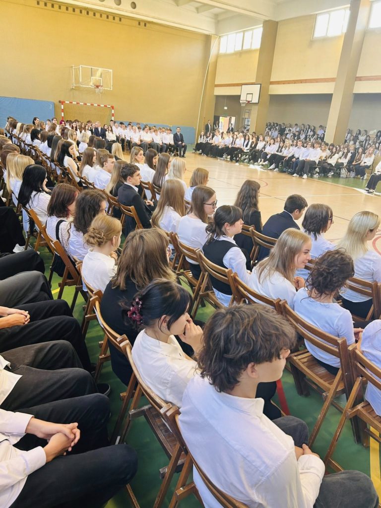 DZIEŃ PATRONA I ŚLUBOWANIE KLAS PIERWSZYCH W I LO W KONINIE