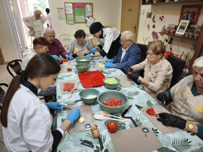 INTEGRACJA POKOLEŃ W KONINIE – SENIORZY I MŁODZIEŻ PRZYGOTOWALI WSPÓLNĄ SAŁATKĘ NA OLIMPIADĘ POKOLEŃ