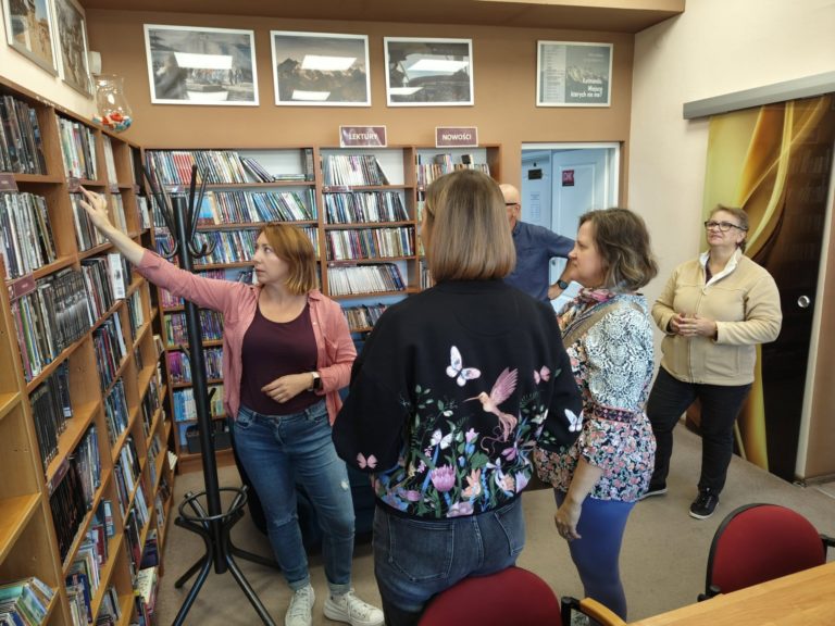 Miejska Biblioteka Publiczna w Koninie Dostosowuje Zbiory i Przestrzeń dla Osób z Niepełnosprawnością