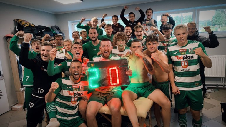 Sokół Kleczew Pokonuje Hutnika 2:0 – Kubacki i Kubiak Głównymi Bohaterami Spotkania