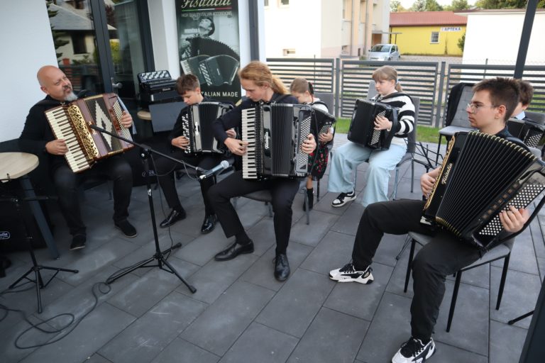 PUBLICZNOŚĆ SŁUCHAŁA I ŚPIEWAŁA