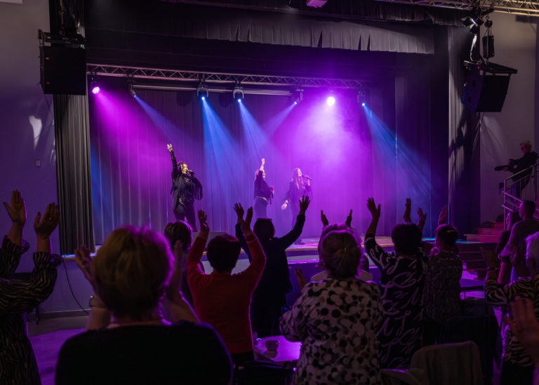 SREBRNE POKOLENIE W WILCZYNIE – KONCERT „BABSKIE GRANIE” PORWAŁ SENIORÓW