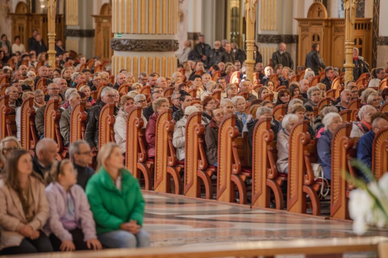 Zjazd rodzin i przyjaciół księży i braci marianów w Licheniu – tradycja, duchowość i wspólnota