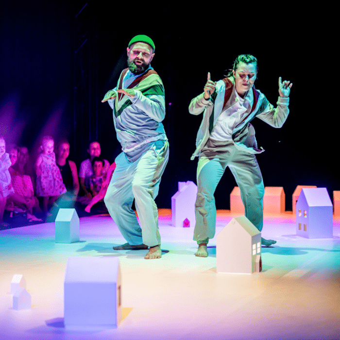 TU MIESZKAMY – SPEKTAKL DLA NAJMŁODSZYCH W OSKARDZIE