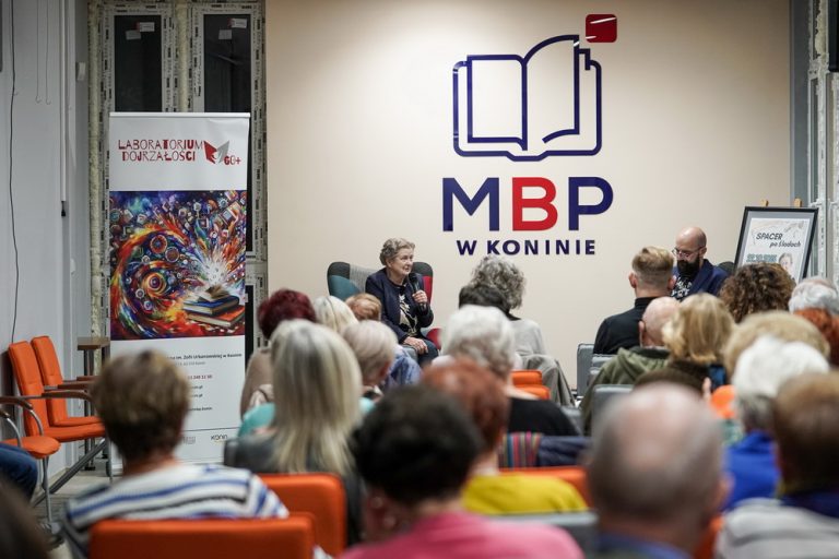 Jadwiga Werhun zaprezentowała książkę „Spacer po śladach” w konińskiej bibliotece