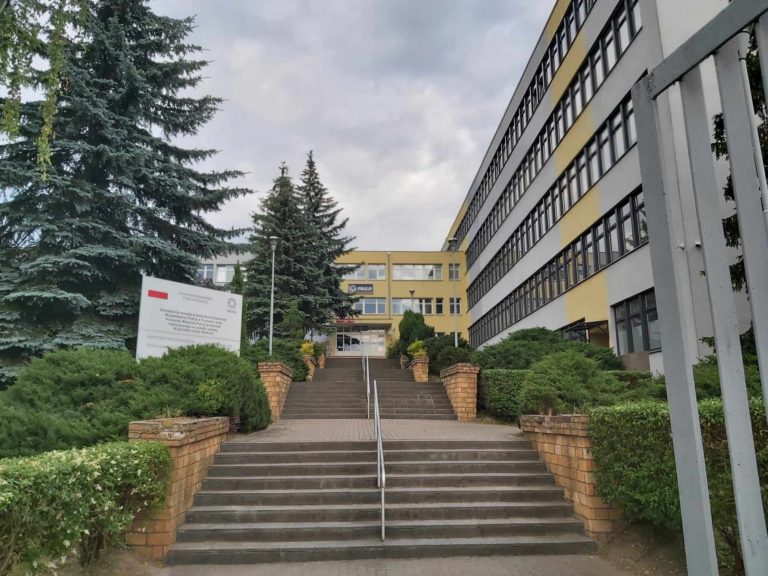 KONIŃSKA POLICJA PRZYPOMINA: KASK TO PODSTAWA BEZPIECZEŃSTWA NA HULAJNODZE