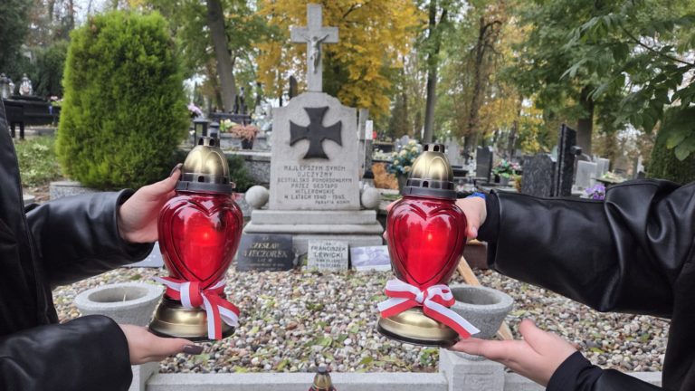 „Zapal Znicz Pamięci” Uczniowie ZST wzięli udział w akcji IPN