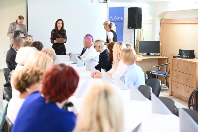 KOLEJNY ETAP PRZYGOTOWAŃ DO WYSTAWY „POCZUJ JAK WIDZĘ”