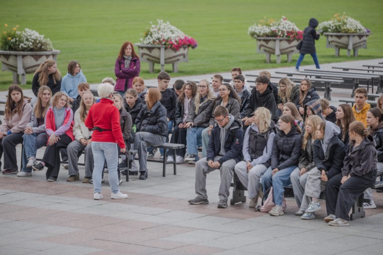 MATURZYŚCI Z KARTUZ NA PIELGRZYMCE W LICHENIU