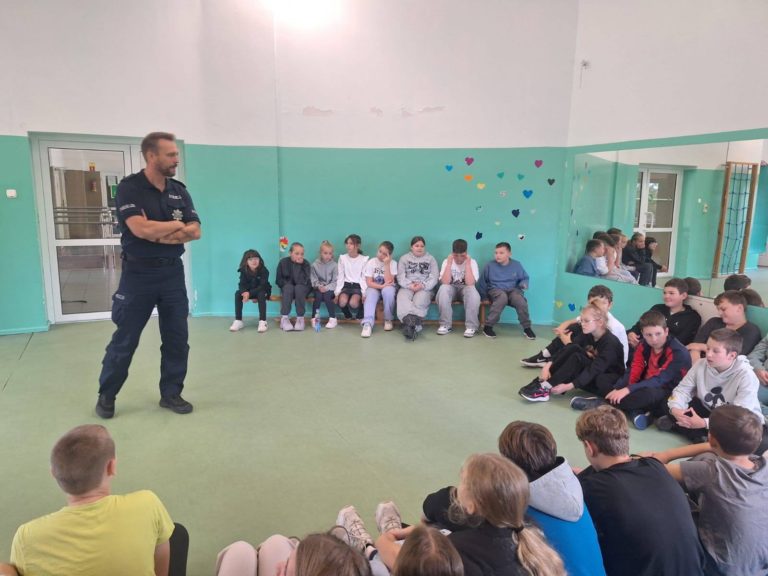 DZIECIŃSTWO BEZ PRZEMOCY – POLICJANT Z KONINA SPOTKALI SIĘ Z UCZNIAMI