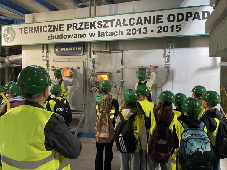 UCZNIOWIE SP 12 W KONINIE ODWIEDZILI MZGOK – LEKCJA O ODPADACH W PRAKTYCE