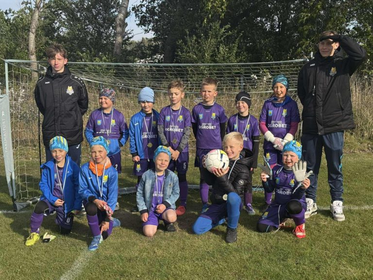 MŁODZI PIŁKARZE GKS WILKI WILCZYN ZAGRALI Z PASJĄ – TURNIEJE ROCZNIKÓW 2017 I 2018 PEŁNE EMOCJI