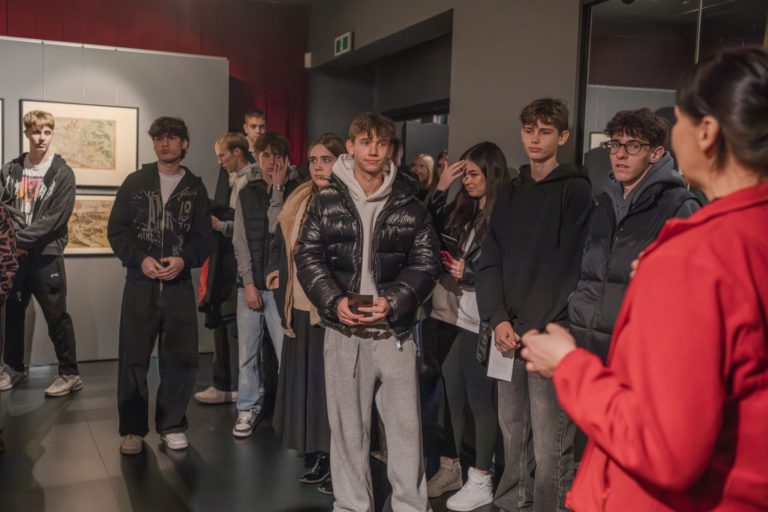 LEKCJA MUZEALNA O JANIE KOCHANOWSKIM – UCZNIOWIE Z KONINA ODKRYWALI HISTORIĘ W LICHENIU