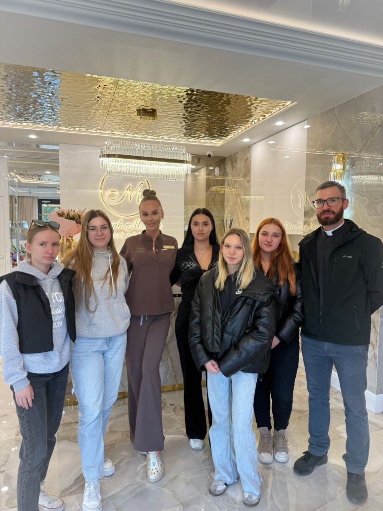 UCZENNICE ZST W KONINIE ODKRYWAJĄ TAJEMNICE BRANŻY BEAUTY