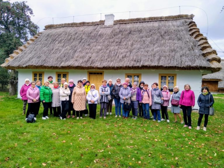 W RYTMIE „CHŁOPÓW” – WYJAZD SENIORÓW Z KONINA DO LIPC REYMONTOWSKICH I ŁOWICZA