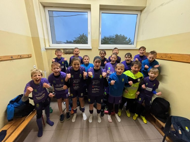 Spektakularne zwycięstwo młodzików GKS Wilki Wilczyn – dziewczyny w roli głównej!