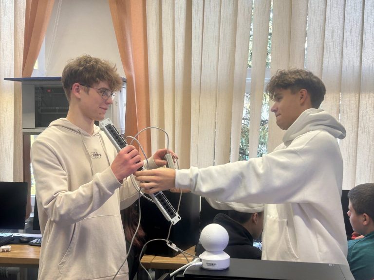 Młodzi informatycy z ZSB i KZ w Koninie szkolili ósmoklasistów z podstaw sieci komputerowych