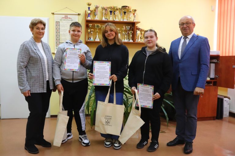 WÓJT GMINY RZGÓW PODZIĘKOWAŁ MŁODYM ARTYSTOM I SPORTOWCOM