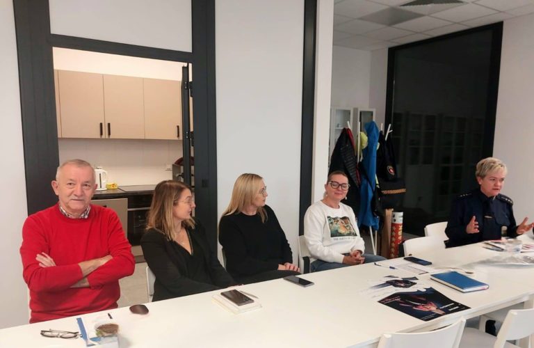 STRAŻ MIEJSKA W KONINIE NA SESJI RADY SENIORÓW – ROZMOWY O WSPÓLNYCH DZIAŁANIACH