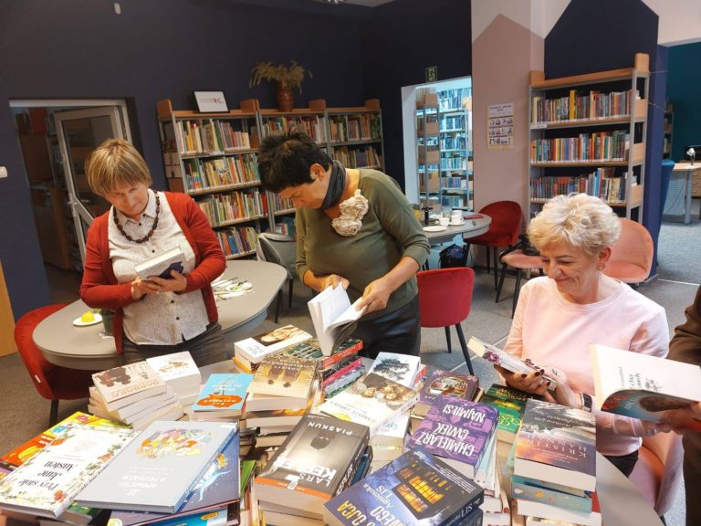 NOWOŚCI, QUIZY I DOBRA HERBATA W FILII „GOSŁAWICE” MIEJSKIEJ BIBLIOTEKI PUBLICZNEJ W KONINIE
