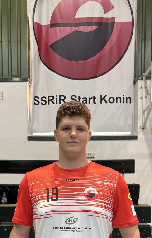 TRUDNY MECZ STARTU KONIN W OSTROŁĘCE – CENNE DOŚWIADCZENIE DLA MŁODYCH ZAWODNIKÓW