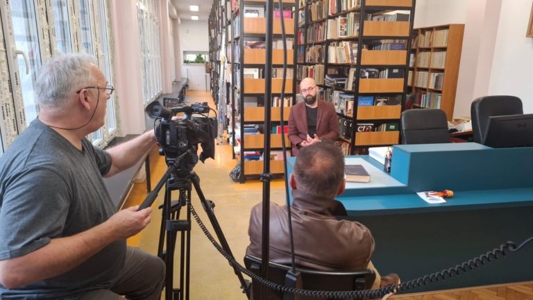 EKIPA TVP2 W KONIŃSKIEJ BIBLIOTECE – „MOZAIKA ŻYDOWSKA” NAGRYWAŁA W MBP