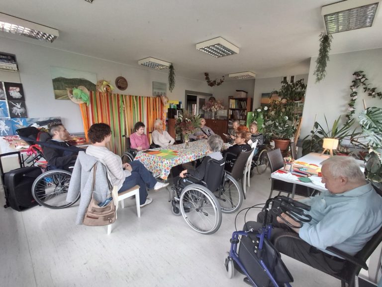 Jesienne spotkanie w Domu Pomocy Społecznej w Koninie – poezja, muzyka i refleksja